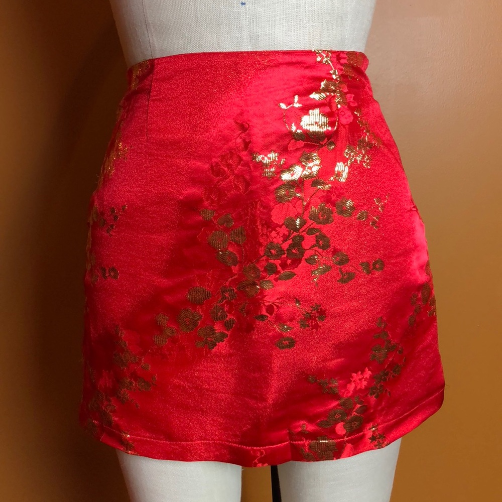 Brand New satin skirt 💮
